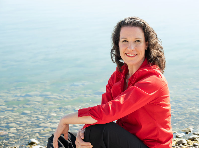 Henriette Gärtner in roter Bluse